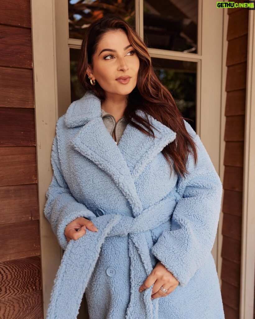 Lufy Instagram - publicité ✨ le seul manteau qu’il vous faut cet hiver c’est le mien 🩵 Vous l’aimez? Il sera dispo dès ce jeudi dans ma collection Cosy Wear @lolalizafashion x Lufy en magasin et en ligne. Dans mon moodboard c’est la première pièce que j’ai directement imaginée de A à Z tellement j’en ai rêvé de ce manteau. J’ai cherché cette couleur de teddy pendant au moins trois hivers de suite, maintenant je l’ai enfin 🫶🏻 J’ai tout pensé pour qu’il soit le plus confo possible: longueur du manteau, épaisseur de la ceinture, position des poches, largeur du col, hauteur des boutons. Il est parfait. Je l’aime. #teddycoat #coat #wintercoat #bluecoat #dreamcoat