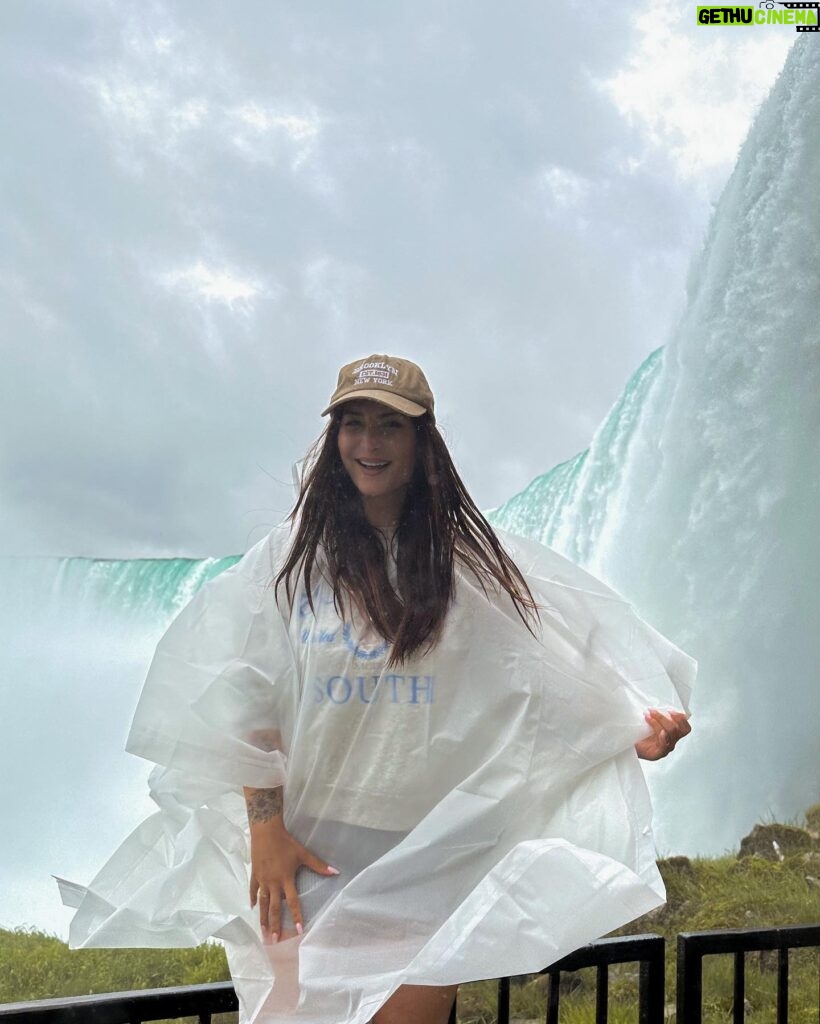 Lufy Instagram - photo 3: ta tête quand tu rends un de tes rêves réel 🫶🏻 Ça faisait tellement d’années que je parlais à Enzo d’aller voir les chutes du Niagara, j’en reviens pas de les avoir enfin vues. Merci la vie 🤍