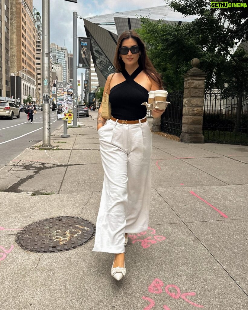 Lufy Instagram - Coffee time in Toronto 🫶🏻 vous préférez la photo 1 ou 2? j’ai pas pu choisir !