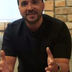 Luis Fonsi Instagram - Seguimos con las sorpresas de #ElViaje y el turno es para Miami, nos vemos el viernes 17 de mayo para que vivamos una experiencia única antes del lanzamiento de mi nuevo álbum. Se pueden registrar en el link en mi bio.