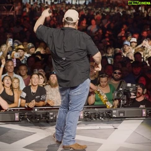 Luke Combs Instagram - A few of my favorite moments from this weekend… Thanks for having us, Jacksonville! See y’all soon, San Antonio!! 🎥: @zackmassey @jordanpulmano