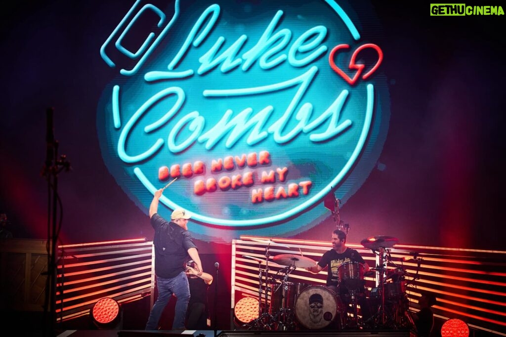 Luke Combs Instagram - Growin’ Up & Gettin’ Old Tour: Jacksonville, FL 📸: @davidbergman / @charliewoods12 (4th photo)