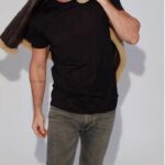 Luke Evans Instagram – Luke is sharing one of his go-to simple outfits featuring ‘The Unit’ Brief in green, ‘The Actor’ T-shirt in black and ‘The Focus’ baseball cap #BDXY

Luke is 6ft (182cm) wearing a size M t-shirt and size L brief.