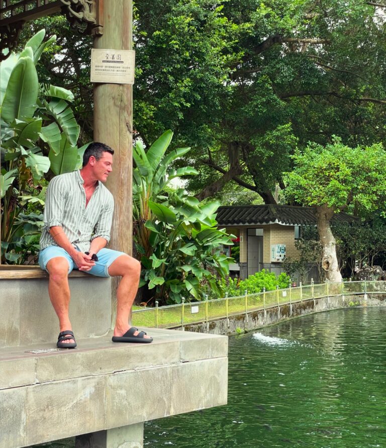 Luke Evans Instagram - Thinking about my friends in Taiwan today. Hoping you’re all ok x #taiwan #taipei