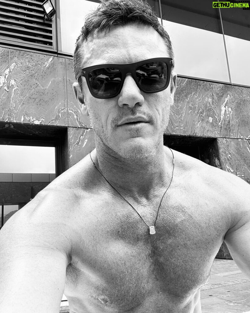 Luke Evans Instagram - #humpday #pooltime