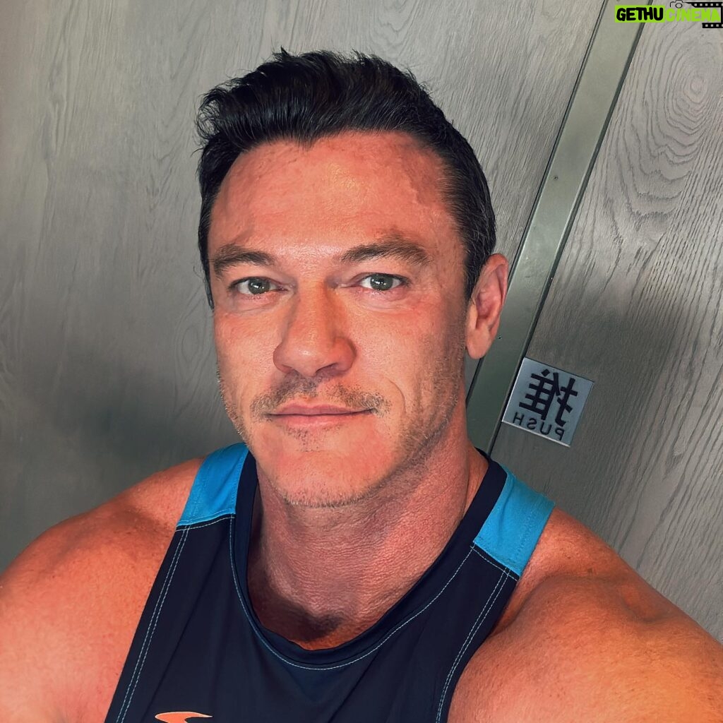 Luke Evans Instagram - Pushing through 🥊#mondaymotivation #monday