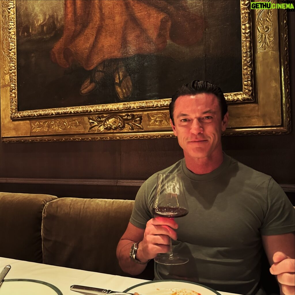 Luke Evans Instagram - @santa_rita_valencia