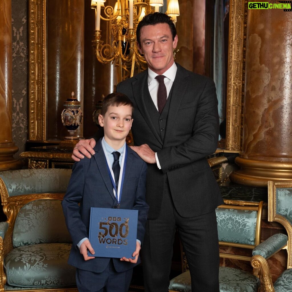 Luke Evans Instagram - Aaron Baker you are a very clever bright and unique young man! Keep doing what you’re doing! Very proud to have met you and read your brilliant story to The Queen!! #500words #theoneshow