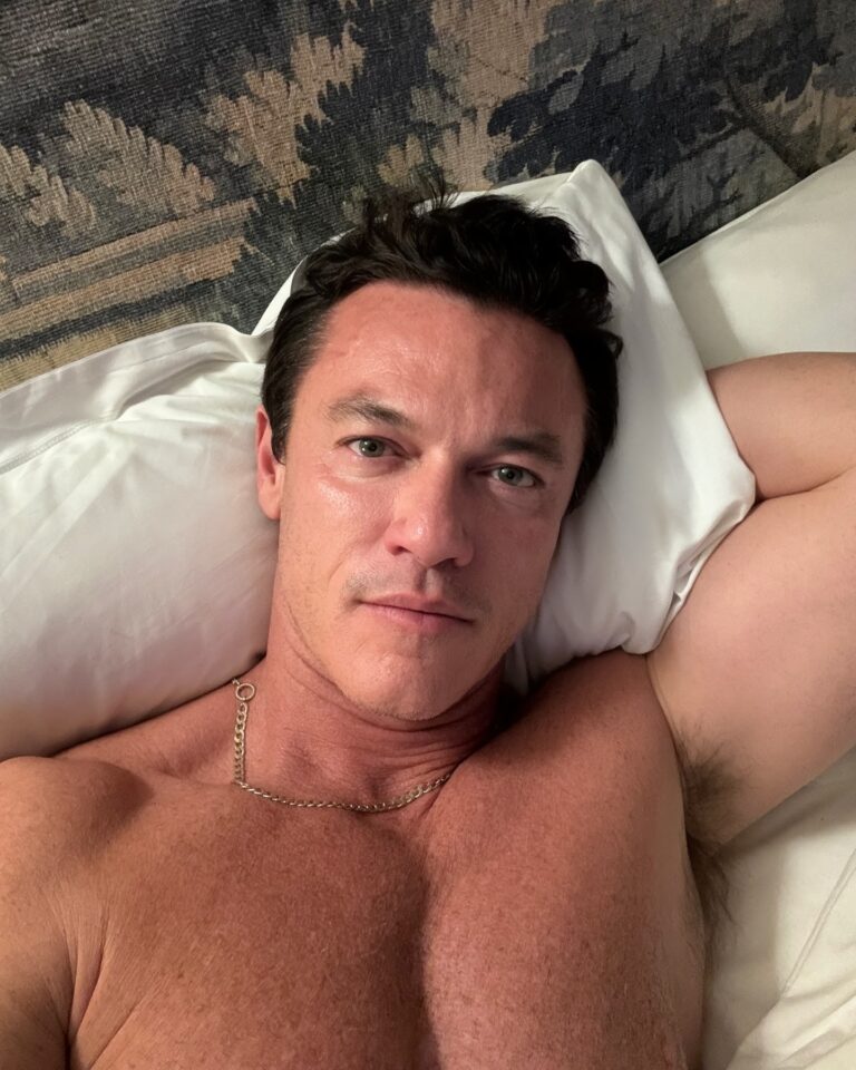 Luke Evans Instagram - Goodnight from #Belfast