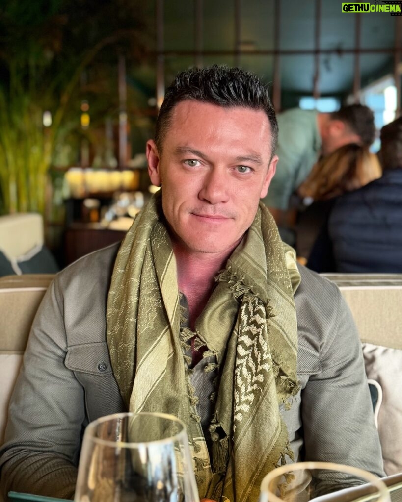 Luke Evans Instagram - 💚#happyfriday #friday #fridayvibes