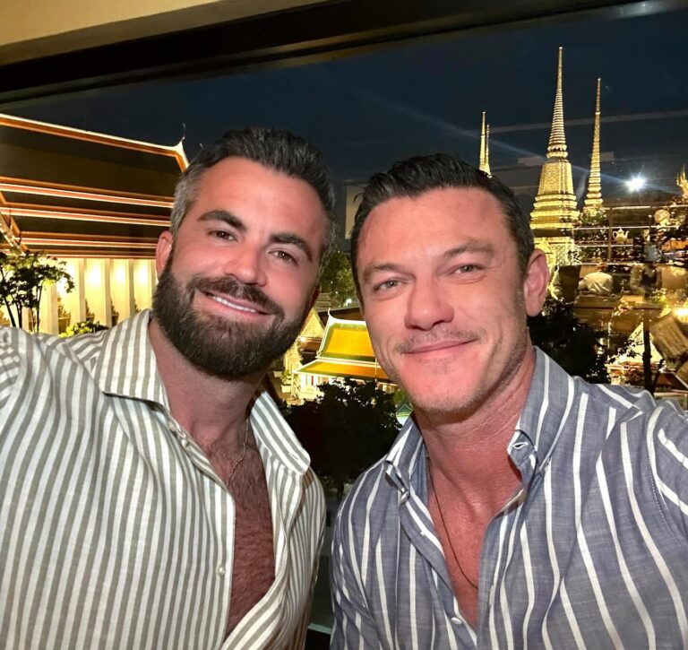 Luke Evans Instagram - Merry Christmas! Feliz Navidad! 🎄🎁