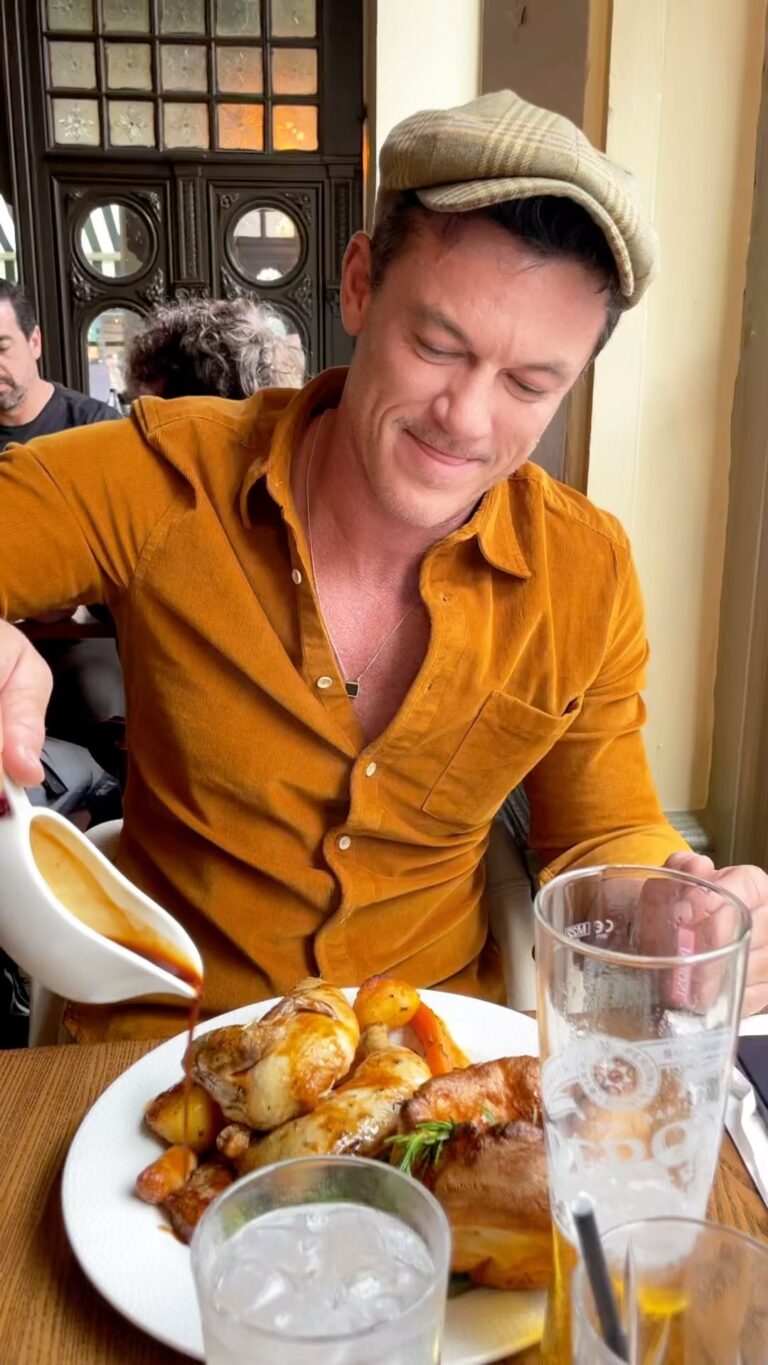 Luke Evans Instagram - Say it’s a Sunday without saying it’s a Sunday…. Hope you’ve all had a good weekend!! #sunday #sundayroast #london