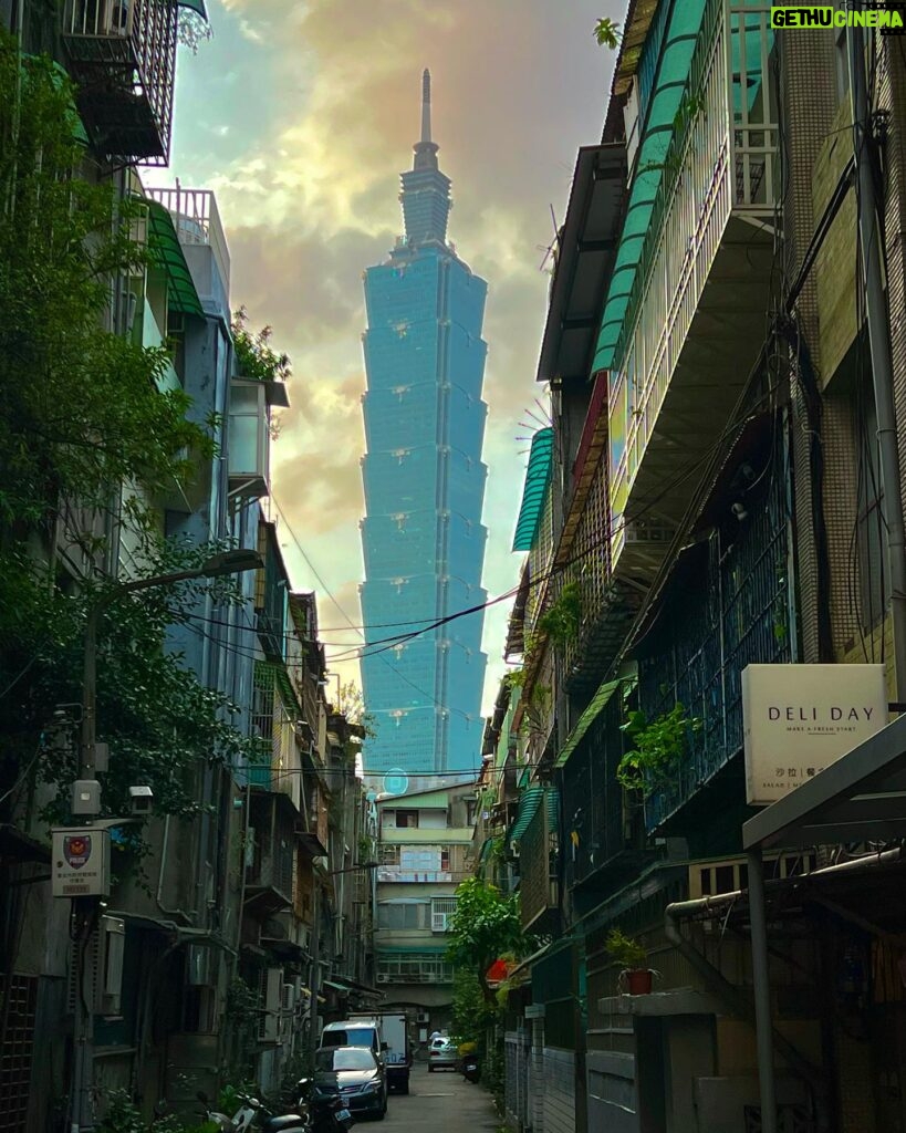 Luke Evans Instagram - A very unique view, in a tiny street in Taipéi 💚