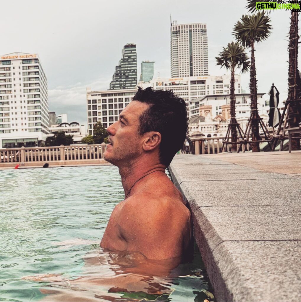 Luke Evans Instagram - Culture and chill #gift #penmoments #escape @thepeninsulabangkok 🇹🇭🧡