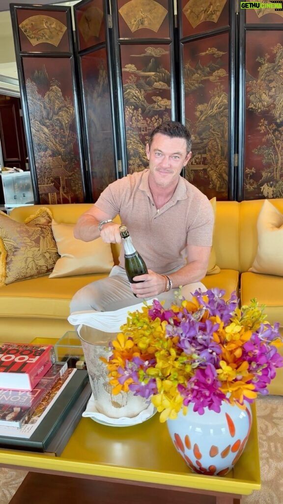 Luke Evans Instagram - Last minute trip to Bangkok! Have had the best first day! The sights,sounds, tastes and a bit of well earned luxury! Thanks to the @thepeninsulabangkok #penmoments #gift