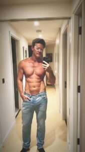 Luke Evans Instagram - Wanna burn body fat fast? DO A WEST END SHOW!!! Dropped 8kg in 10 weeks!! Only down side…it’s BLOODY WINTER 🥶 Also cooling eye patches are a 44 year old man’s best friend #mondaymotivation #motivation #fitnessmotivation #selfpreservation