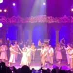 Luna Instagram - 1950대 미국남부 멤피스를 배경으로, 시카고 블루스의 영향을 받아 일렉기타가 중심이 되어지는 Rock and roll 음악과 함께💿 뜨거운 사랑과 꿈을 향한 열망 캐릭터들이 겪는 수많은 갈등을 유머있고 감각있게 잘 녹여낸 작품 #뮤지컬멤피스 💓💓 작품을 보고 나오면 하카두 하카두 하며 나도 모르게 난 어느새 미소 짓고있었다. 고등학교시절 부터 선아언니의 렌트 미미 영상을 돌려보고 또 돌려보며 뮤지컬배우를 꿈꾸어왔는데 언니는 역시 최고의 디바였다. 말로 어찌 표현 할 수 있을까? 뮤지컬 맘마미아라는 작품에서 처음으로 호흡을 맞췄던 나의 엄마 나의 사랑 최정원선배님. 정말 그때도 지금도 난 선배님 캐릭터분석과 표현력은 감탄이 절로 나온다 소름이 끼치고 미친듯이 가슴이 불타는 것 같다. 어떤 작품과 캐릭터를 만나시던 모든지 흡수하여 디테일 하나 놓치지 않고 연기하시는 최정원 선배님, 우리나라 최고의 디바 두분의 무대를 보고 나니 더 열심히 더 잘 하고 싶어졌다 언젠가 나도 두분 처럼 꼬옥 내 꿈을 이뤄내고야 말테야 또 다시 다짐했다. 고은성 배우님의 재치있는 연기와 감미로운 목소리도 최고였고 앙상블 분들의 맛깔나는 연기와 신나고 힘있는 하모니 또한 정말 멋있었다. 한번으로는 너무 아쉬운 끝나지 않기를 기도했던 정말 아름답고 즐거운 작품 뮤지컬 멤피스 !! 남은 공연도 응원하겠습니다 최고였어요💿💓💓 ‘하카두’!!! 선아언니 Some day~~ 유투브에 또 들으러 가야지이이 #뮤지컬멤피스 #뮤지컬배우정선아 #뮤지컬배우최정원 #펠리샤 #글래디스