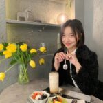 Luna Instagram - 유이언니 카페 응원하러 다녀옴🎶✨💫🧐 오마이갓 정말 맛이쬬.. 저 홀딱 반해버렸어요☺️ 단백하고 새콤달콤한 요거트 맛집🍑🥭🫐 두번 세번 갈테야🐶🐶 심지어 댕댕이 출입가능이라 우리 아가들과 아이보리랑 잘 지내길 바라며😂😂 #요거트맛집 #베리베리요거트 #후르츠요거트 강추!! #바닐라러떼 사랑해욤 우유 너무 담백하고 비율 최고✨✨ #요커리저브청담 @yokr_r_chungdam @2u2_0109 언니는 정말 최고야 사랑해💖 카페주소는 ✔️ 삼성동 25-9번지 삼성더하임 2차 1층 요커리저브 청담. 여러부운 올해도 수고 많아쨔요 우리 2024년도 힘내보아요! 해피해피뉴이어💖💖💖💖