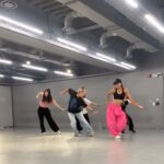 Luna Instagram - Choreo by @aracho216 💟 Song💿Jonas brothers_ ‘Do it like that’ “음악과 춤을 즐겨라” 아라언니의 수업을 들을때면 항상 이 말을 가슴에 새기며 수업에 임한다. 언니는 누구보다 힘들텐데 시작부터 끝까지 웃음을 잃지 않으며, 함께 하는 주변사람들에게 긍정적인 에너지를 주신다, 뿐만 아니라 음악과 춤을 즐길 수 있게 이끌어 주신다. 수업을 매번 들을 때마다 느끼지만 정말 존경하고 감사드린다. 난 아직 많이 부족하지만 언니 덕분에 춤이 더 좋아지고 연습하고 싶어진다. 난 잘하고 싶은것보다 음악을 더 표현하고 싶고 깊게 알고싶다. 아라언니의 안무와 음악선정, 마인드 모두 사랑한다. 춤을 진심으로 사랑한다. 언니 이렇게 좋은 수업을 함께 할 수 있는 기회를 주셔서 고맙습니다 사랑합니다. @aracho216