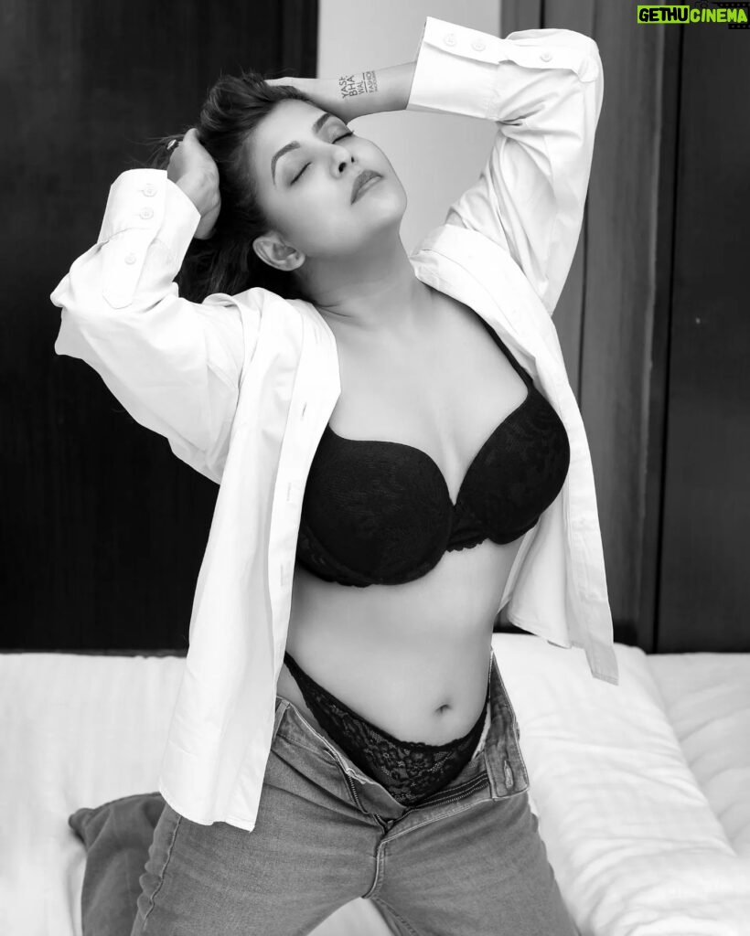 Luviena Lodh Instagram - 🖤 Location courtsey @discover_resorts Shot by @yash_bhatwal_photography #monochrome #luvienalodh