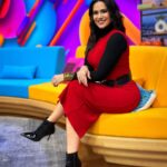 Luz Elena González Instagram - ¡Mira qué bella luce esta mañana nuestra querida conductora! @luzelenaglezz tiene una sonrisa que nos llena a todos de buena actitud. 🤩✨💃🏻🙌🏻 #VLA #ConEnergíaPara