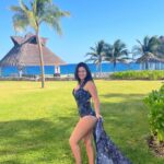 Luz Elena González Instagram - El agradecimiento es fundamental en mi vida para construir mi felicidad!!!! Si yo estoy bien todo mi alrededor cambia para bien 🙏🏼🙌🏼♥️ #happy #vacation #love #family #Santi #vuelele #hardrockrivieramaya @playabendita.swimwear @vueleletravel @hrhrivieramaya