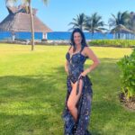 Luz Elena González Instagram - El agradecimiento es fundamental en mi vida para construir mi felicidad!!!! Si yo estoy bien todo mi alrededor cambia para bien 🙏🏼🙌🏼♥️ #happy #vacation #love #family #Santi #vuelele #hardrockrivieramaya @playabendita.swimwear @vueleletravel @hrhrivieramaya
