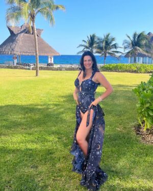 Luz Elena González Instagram - El agradecimiento es fundamental en mi vida para construir mi felicidad!!!! Si yo estoy bien todo mi alrededor cambia para bien 🙏🏼🙌🏼♥️ #happy #vacation #love #family #Santi #vuelele #hardrockrivieramaya 
@playabendita.swimwear 
@vueleletravel 
@hrhrivieramaya
