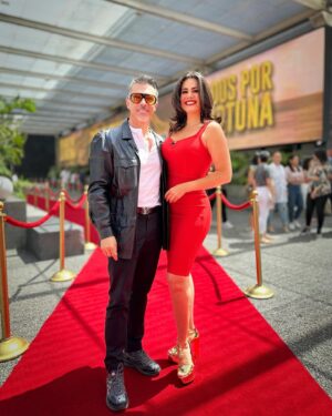 Luz Elena González Instagram - La guapísima @luzelenaglezz fue la encargada de recibir a @sergiomayerb en nuestra alfombra roja para anunciar que será el nuevo conductor de “TENTADOS POR LA FORTUNA”. 🤩💃🏻🔥 #VLA #EnMartesDecreto