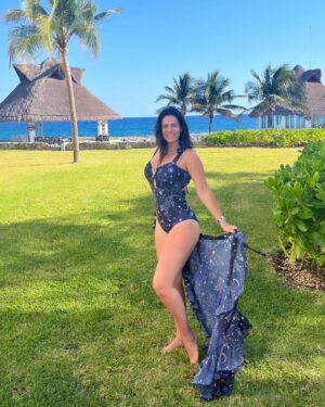 Luz Elena González Instagram - El agradecimiento es fundamental en mi vida para construir mi felicidad!!!! Si yo estoy bien todo mi alrededor cambia para bien 🙏🏼🙌🏼♥️ #happy #vacation #love #family #Santi #vuelele #hardrockrivieramaya 
@playabendita.swimwear 
@vueleletravel 
@hrhrivieramaya