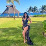 Luz Elena González Instagram - El agradecimiento es fundamental en mi vida para construir mi felicidad!!!! Si yo estoy bien todo mi alrededor cambia para bien 🙏🏼🙌🏼♥️ #happy #vacation #love #family #Santi #vuelele #hardrockrivieramaya @playabendita.swimwear @vueleletravel @hrhrivieramaya
