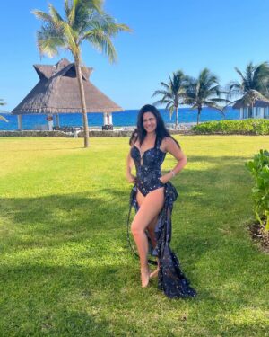 Luz Elena González Instagram - El agradecimiento es fundamental en mi vida para construir mi felicidad!!!! Si yo estoy bien todo mi alrededor cambia para bien 🙏🏼🙌🏼♥️ #happy #vacation #love #family #Santi #vuelele #hardrockrivieramaya 
@playabendita.swimwear 
@vueleletravel 
@hrhrivieramaya