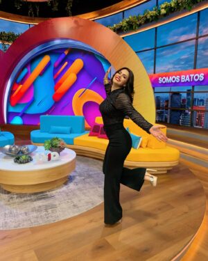 Luz Elena González Instagram - Un excelente y feliz inicio de semana familia hermosa!😍😍😍 desde el foro de @vengalaalegria ✨☺️ 
Outfit @dreamsfstudio