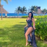 Luz Elena González Instagram - El agradecimiento es fundamental en mi vida para construir mi felicidad!!!! Si yo estoy bien todo mi alrededor cambia para bien 🙏🏼🙌🏼♥️ #happy #vacation #love #family #Santi #vuelele #hardrockrivieramaya @playabendita.swimwear @vueleletravel @hrhrivieramaya