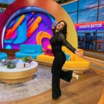 Luz Elena González Instagram - Un excelente y feliz inicio de semana familia hermosa!😍😍😍 desde el foro de @vengalaalegria ✨☺️ Outfit @dreamsfstudio
