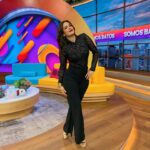Luz Elena González Instagram - Un excelente y feliz inicio de semana familia hermosa!😍😍😍 desde el foro de @vengalaalegria ✨☺️ Outfit @dreamsfstudio