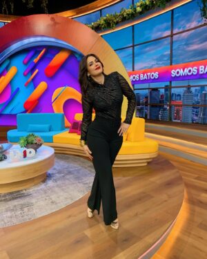 Luz Elena González Instagram - Un excelente y feliz inicio de semana familia hermosa!😍😍😍 desde el foro de @vengalaalegria ✨☺️ 
Outfit @dreamsfstudio