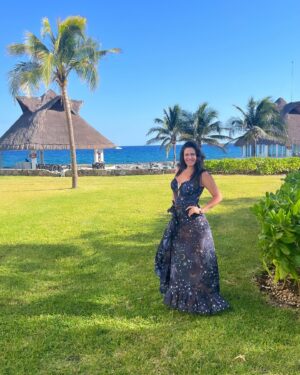 Luz Elena González Instagram - El agradecimiento es fundamental en mi vida para construir mi felicidad!!!! Si yo estoy bien todo mi alrededor cambia para bien 🙏🏼🙌🏼♥️ #happy #vacation #love #family #Santi #vuelele #hardrockrivieramaya 
@playabendita.swimwear 
@vueleletravel 
@hrhrivieramaya