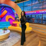 Luz Elena González Instagram - Un excelente y feliz inicio de semana familia hermosa!😍😍😍 desde el foro de @vengalaalegria ✨☺️ Outfit @dreamsfstudio
