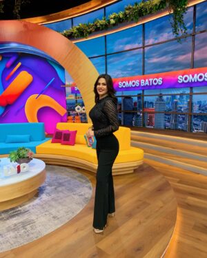 Luz Elena González Instagram - Un excelente y feliz inicio de semana familia hermosa!😍😍😍 desde el foro de @vengalaalegria ✨☺️ 
Outfit @dreamsfstudio