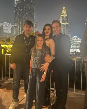 Luz Elena González Instagram - Gracias 2023 por todas las bendiciones que me diste!!!! Sueños cumplidos y mucha felicidad♥️♥️♥️♥️ 2024 te recibo llena de ilusión y a seguir disfrutando cada momento de mi vida con todas las personas que amooooooo mi hermosa familia ♥️♥️♥️♥️ que sea un gran año para todos ustedes mis amores 🍾🎉🎈🎊