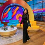 Luz Elena González Instagram - Un excelente y feliz inicio de semana familia hermosa!😍😍😍 desde el foro de @vengalaalegria ✨☺️ Outfit @dreamsfstudio