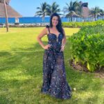 Luz Elena González Instagram - El agradecimiento es fundamental en mi vida para construir mi felicidad!!!! Si yo estoy bien todo mi alrededor cambia para bien 🙏🏼🙌🏼♥️ #happy #vacation #love #family #Santi #vuelele #hardrockrivieramaya @playabendita.swimwear @vueleletravel @hrhrivieramaya