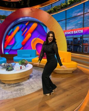 Luz Elena González Instagram - Un excelente y feliz inicio de semana familia hermosa!😍😍😍 desde el foro de @vengalaalegria ✨☺️ 
Outfit @dreamsfstudio
