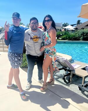 Luz Elena González Instagram - No podríamos estar más consentidos!!!!!! Estamos felices, Abu, Santi y yo disfrutándonos como nunca 💕💕💕💕 gracias DAVID😍 por todas tus atenciones❤️ gracias a @hrhrivieramaya el mejor hotel familiar 💃🏻💃🏻💃🏻💃🏻💃🏻💃🏻💃🏻 esto no hubiera sido posible sin la ayuda de mi agencia @vueleletravel que nos organizó todo por whats 😎 pero además puedes entrar a vuélele.com y organizar tus viajes de la forma más fácil y aprovechando promociones increíbles 😍😍😍😍