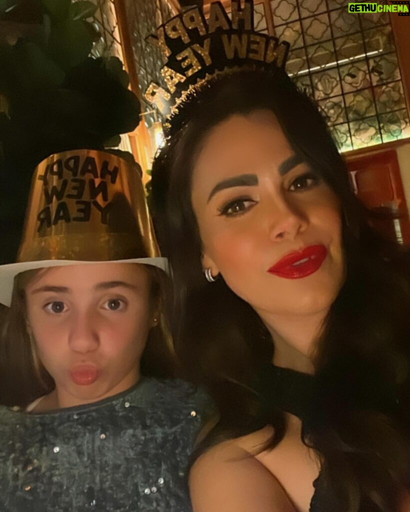 Luz Elena González Instagram - Recordando nuestro fin de año❤️!!!! Momentos hermosos en familia 😍!!!!! #Dubai #dubaiframe #family #love #happy #moments