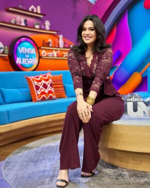 Luz Elena González Instagram - ¡Acompaña en estos momentos a la guapísima @luzelenaglezz en #VLA! Estamos al aire por @aztecauno. 🤩💃🏻✨🙌🏻📺 #MeAlocoCuando
