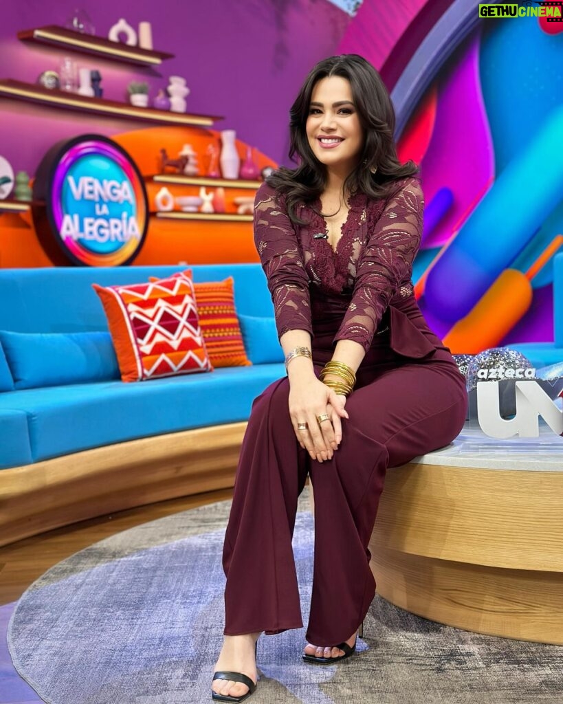 Luz Elena González Instagram - ¡Acompaña en estos momentos a la guapísima @luzelenaglezz en #VLA! Estamos al aire por @aztecauno. 🤩💃🏻✨🙌🏻📺 #MeAlocoCuando