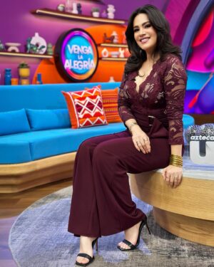 Luz Elena González Instagram - ¡Acompaña en estos momentos a la guapísima @luzelenaglezz en #VLA! Estamos al aire por @aztecauno. 🤩💃🏻✨🙌🏻📺 #MeAlocoCuando