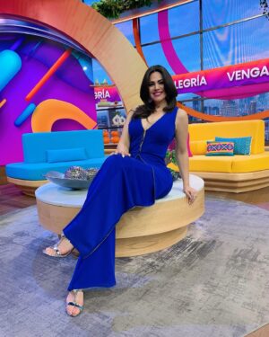 Luz Elena González Instagram - Feliz mitad de semana ❤️✨ 
.
Gracias por mi Outfit @dreamsfstudio que el día de ayer me preguntaron mucho de donde era 😍❤️✨